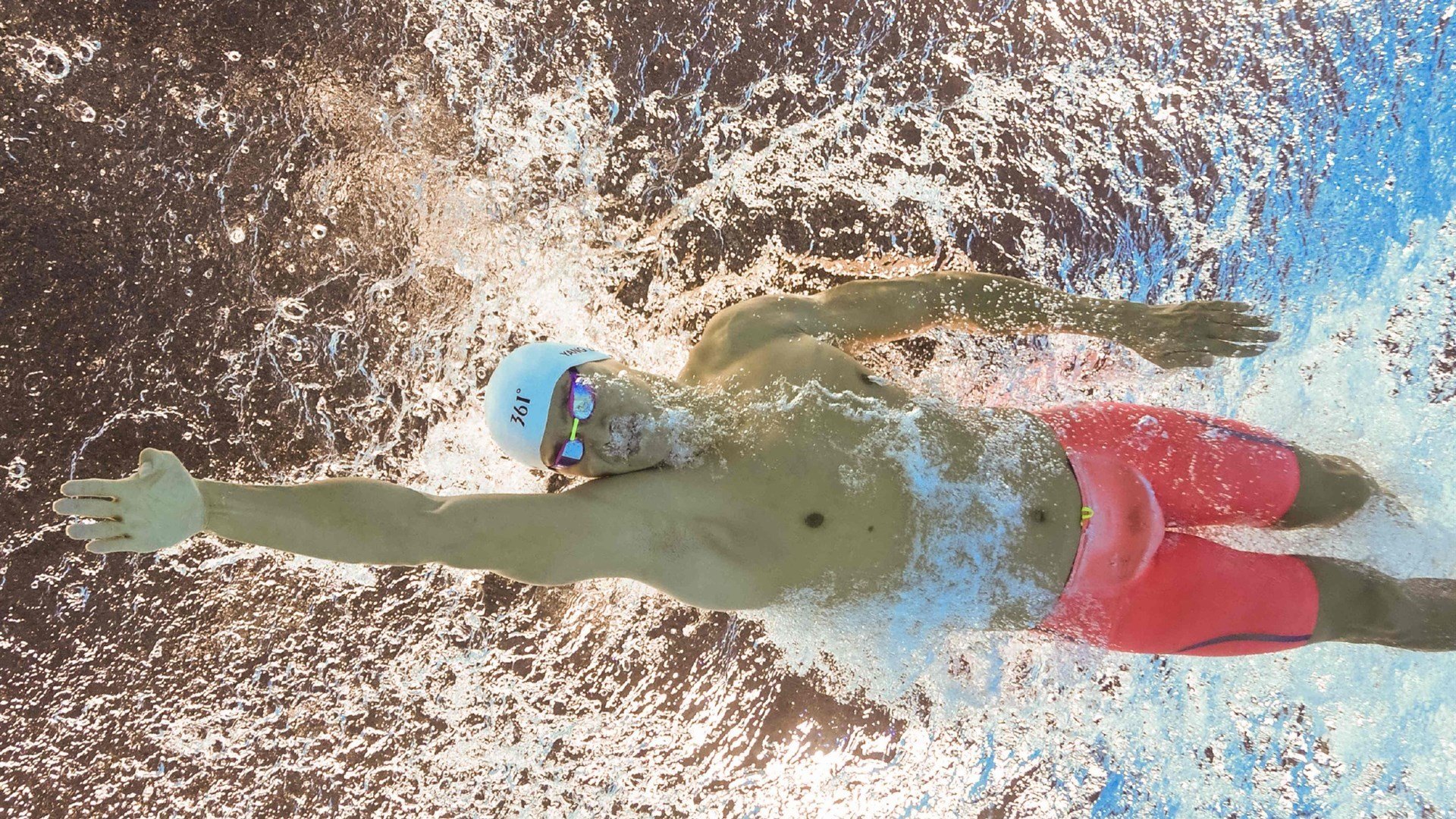 绿茵场外的胜负手,当F1年度争冠之夜遇见莫德里奇的魔法